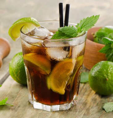 Alkollü kokteyl limon ile