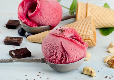 çilek ve çikolata ile dondurma