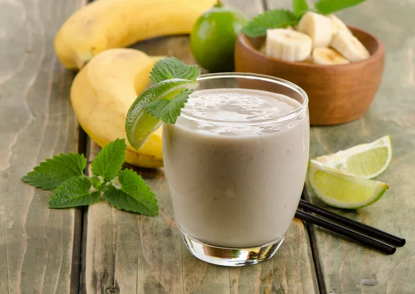 Banana smoothie with mint — Stock Photo, Image