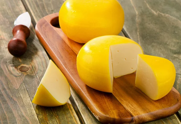Τυρί σε ένα ξύλο κοπής — Φωτογραφία Αρχείου