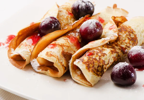 Pancakes with fresh cherries — Stock Photo, Image