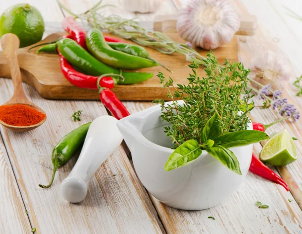 Habarcs-gyógynövények és piros chili — Stock Fotó