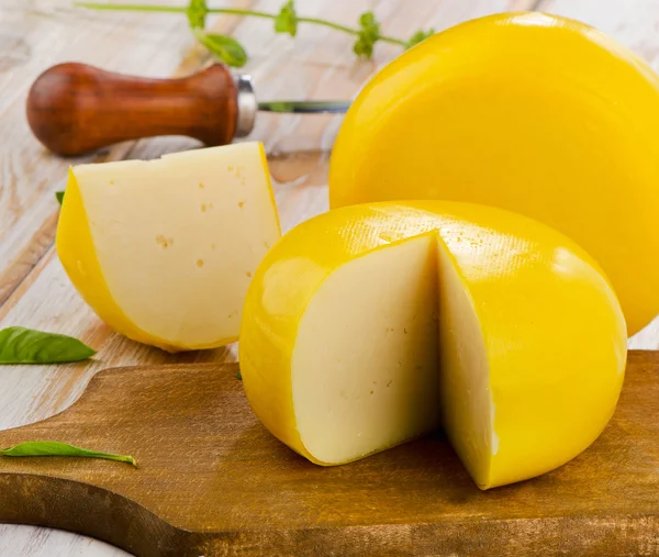 Queijo em uma mesa de madeira — Fotografia de Stock