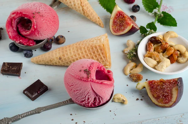 Ice cream with  nuts — Stock Photo, Image