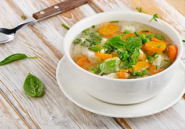 Suppe auf Holztisch — Stockfoto