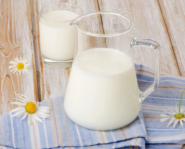 Кувшин и стакан молока — стоковое фото