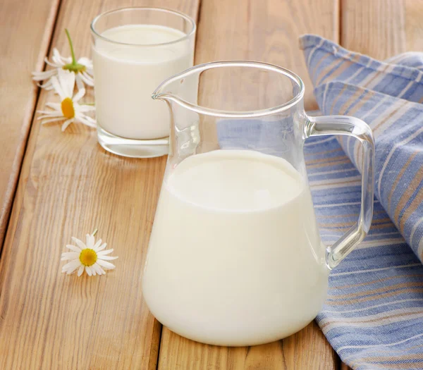 Caraffa e bicchiere di latte — Foto Stock