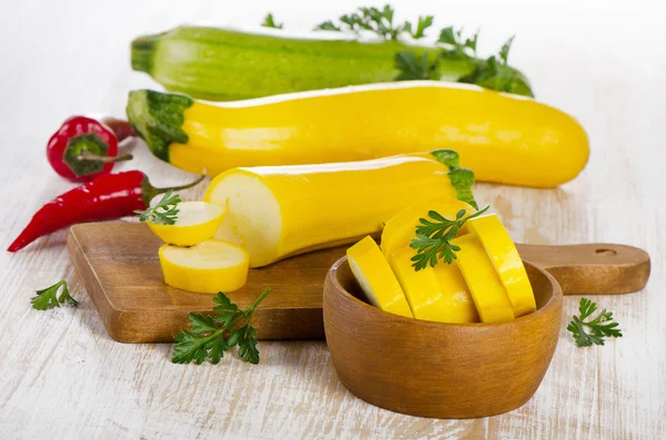 Zucchini på bord — Stockfoto