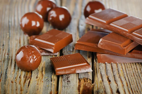 Gebroken donkere chocolade — Stockfoto