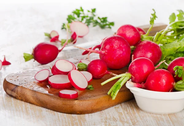 Fresh radishes on board. — Stock Photo, Image