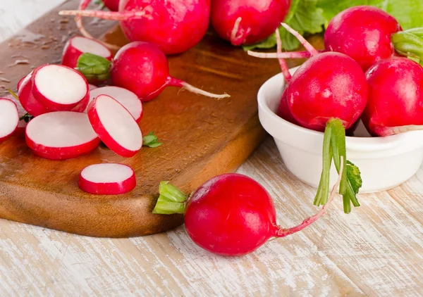 Fresh radishes on board. — Stock Photo, Image