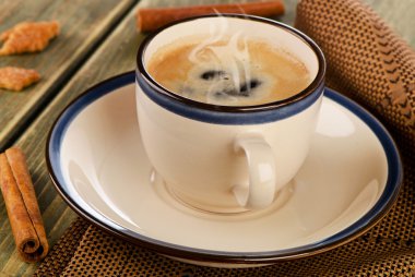 sıcak kahve ve tarçın