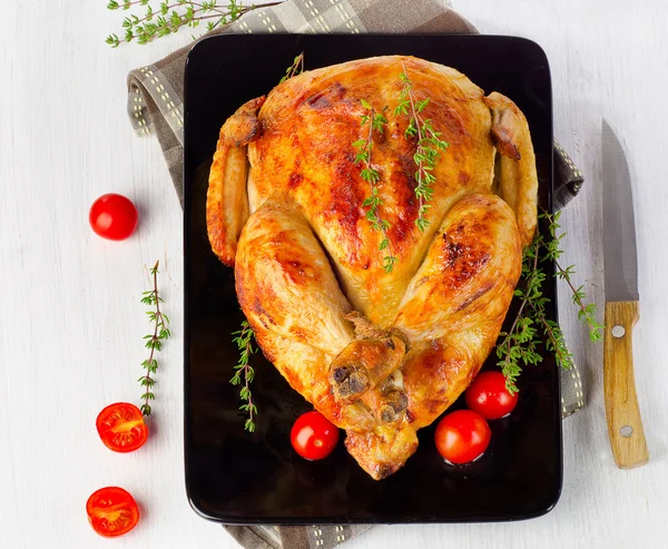 Hela rostad kyckling med örter — Stockfoto