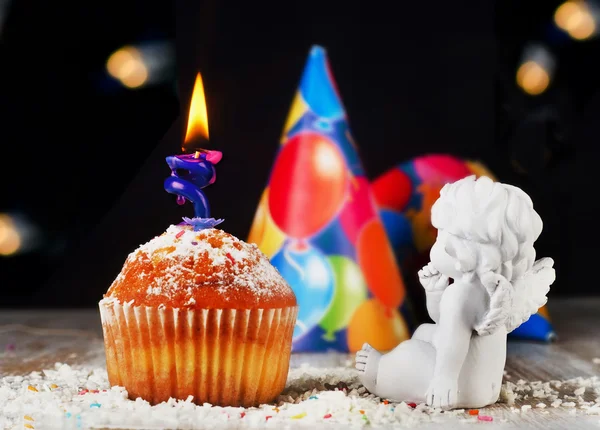 Süßer Muffin mit Weihnachtskerze — Stockfoto