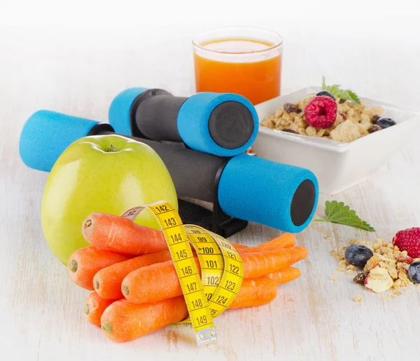 Fitness equipment and healthy food — Stock Photo, Image