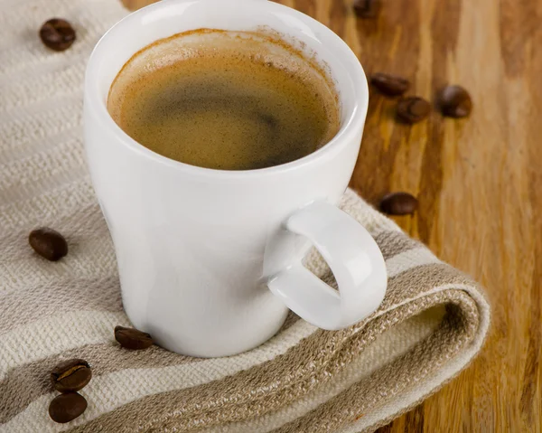 Espresso koffie in witte kop. — Stockfoto