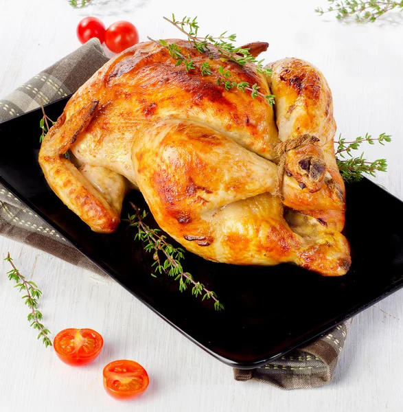 Pollo arrosto intero con erbe aromatiche — Foto Stock