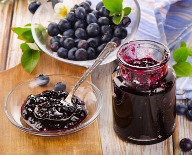 Taze yaban mersini reçeli cam.