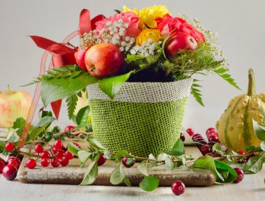 Taze meyve ve çilek ile sonbahar natürmort