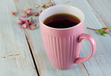 Güllü bir fincan çay.