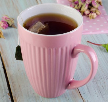 Güllü bir fincan çay.