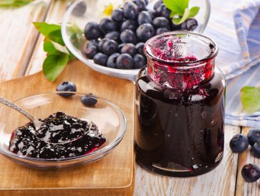 yaban mersini ahşap bir masaya jam.