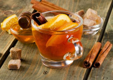 Turuncu, bal ve baharatlar ile Noel çay