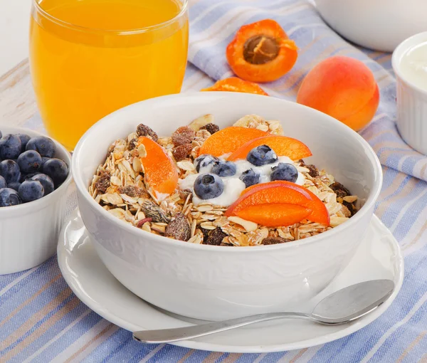 Muesli with yogurt and fresh berries . Healthy breakfast . — Stock Photo, Image