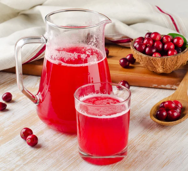 Cranberry drankje met verse bessen — Stockfoto