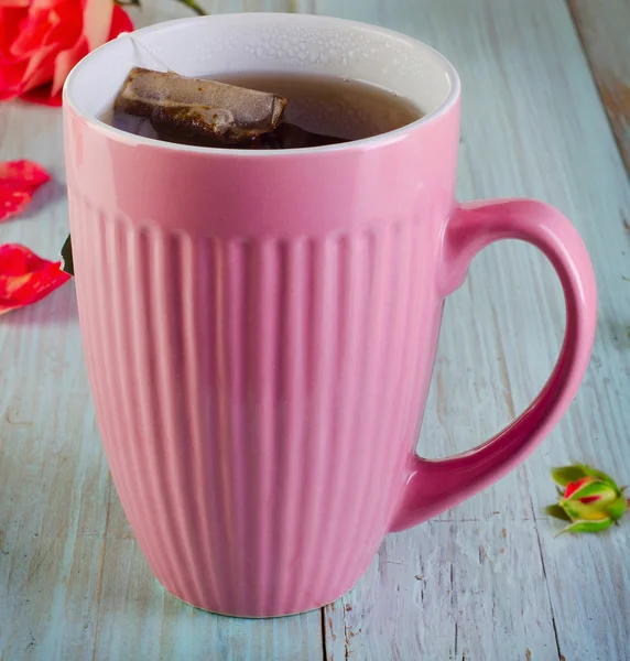 Xícara de chá com rosas — Fotografia de Stock