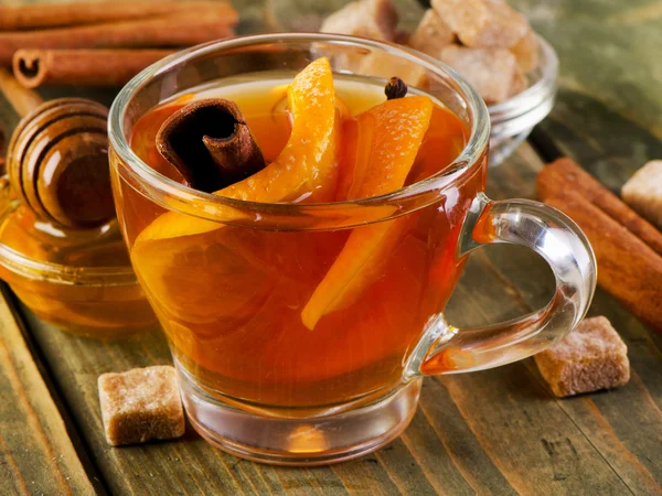 クリスマス オレンジ、蜂蜜、スパイスのお茶 — ストック写真