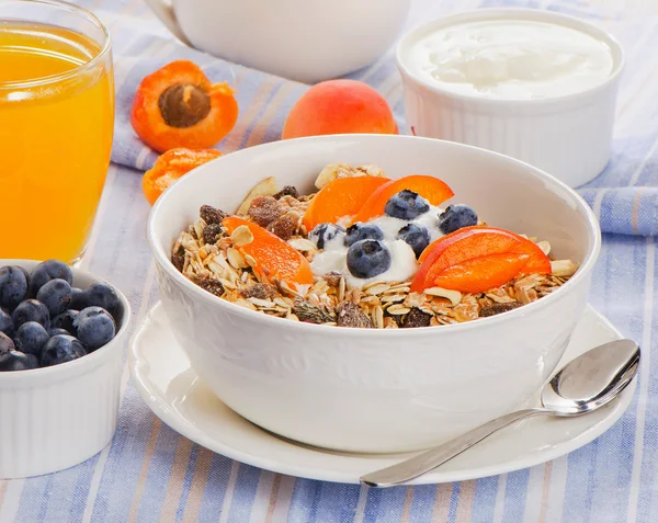 Muesli with yogurt and berries . Healthy breakfast . — Stock Photo, Image