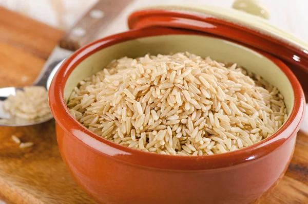 Brown rice in  a bowl. — Stock Photo, Image