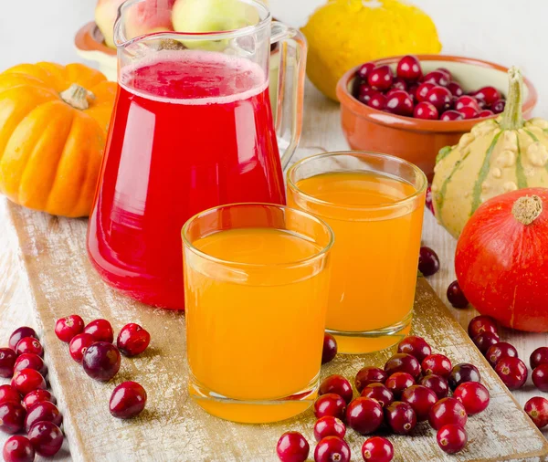 Healthy juice with  autumn fruit and vegetables — Stock Photo, Image