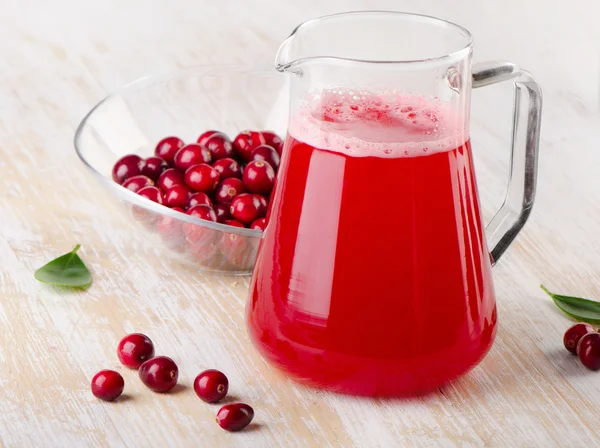 Клюквенный напиток со свежими ягодами — стоковое фото