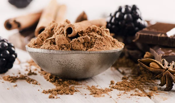 Cacaopoeder en gebroken chocolade — Stockfoto