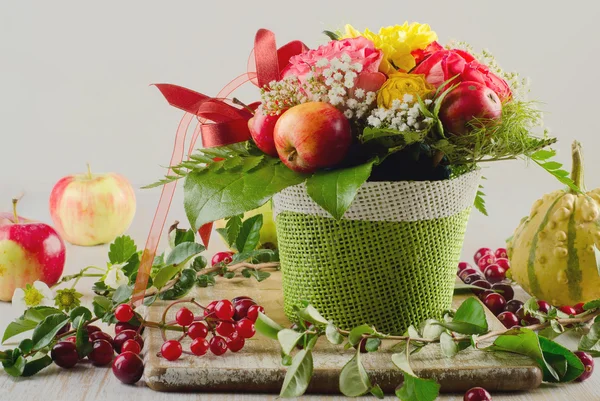Podzimní Zátiší s ovocem a bobule — Stock fotografie