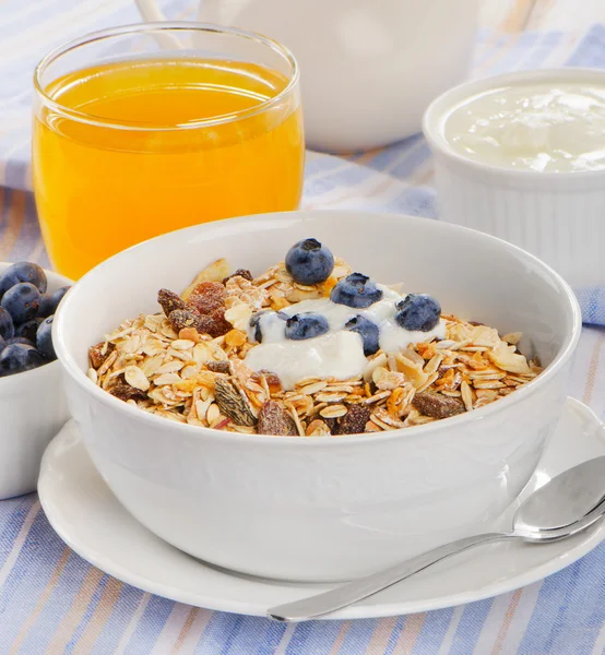 Мюслі з йогуртом. Здоровий сніданок  . — стокове фото