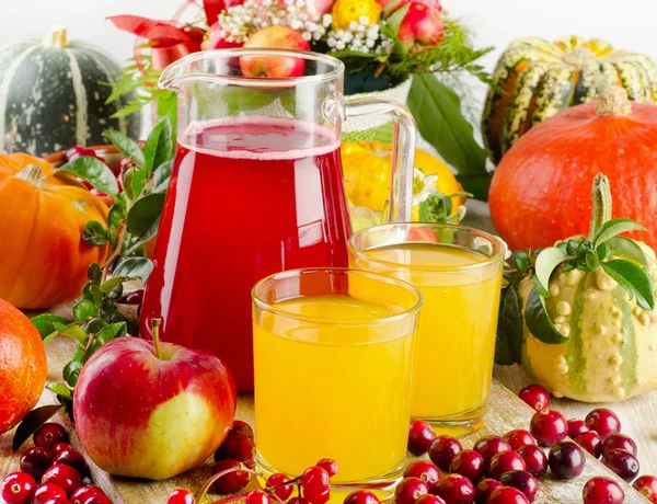 Bodegón de otoño con zumo, frutas, bayas y verduras —  Fotos de Stock