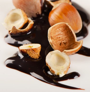 Fındık ve çikolata sosu