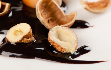 Fındık ve çikolata sosu