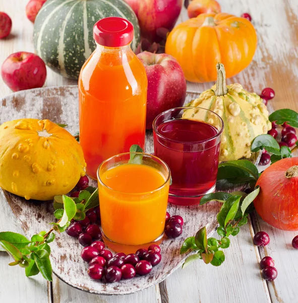 Garrafa e copos de suco fresco — Fotografia de Stock