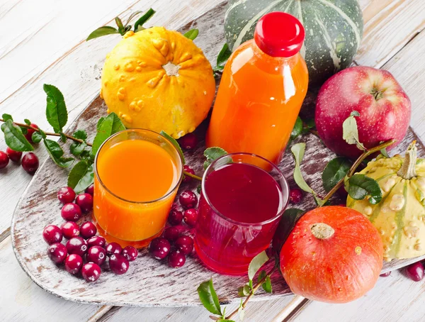 Garrafa e copos de suco fresco — Fotografia de Stock