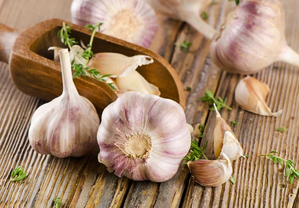 Ajo sobre tabla de madera — Foto de Stock