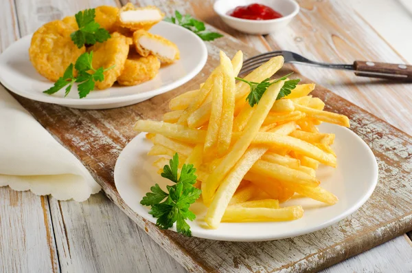 French fries and chicken — Stock Photo, Image