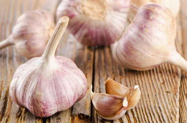 Knoblauch ganz und Nelken — Stockfoto