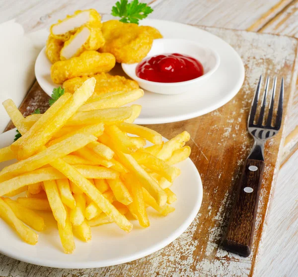 Papas fritas y pollo —  Fotos de Stock