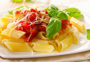 Bolognese sos ve fesleğen ile makarna.