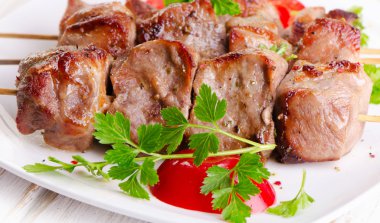 Beyaz tabakta domuz kebap
