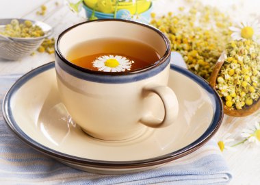 Papatya ile bitkisel çay bardağı .